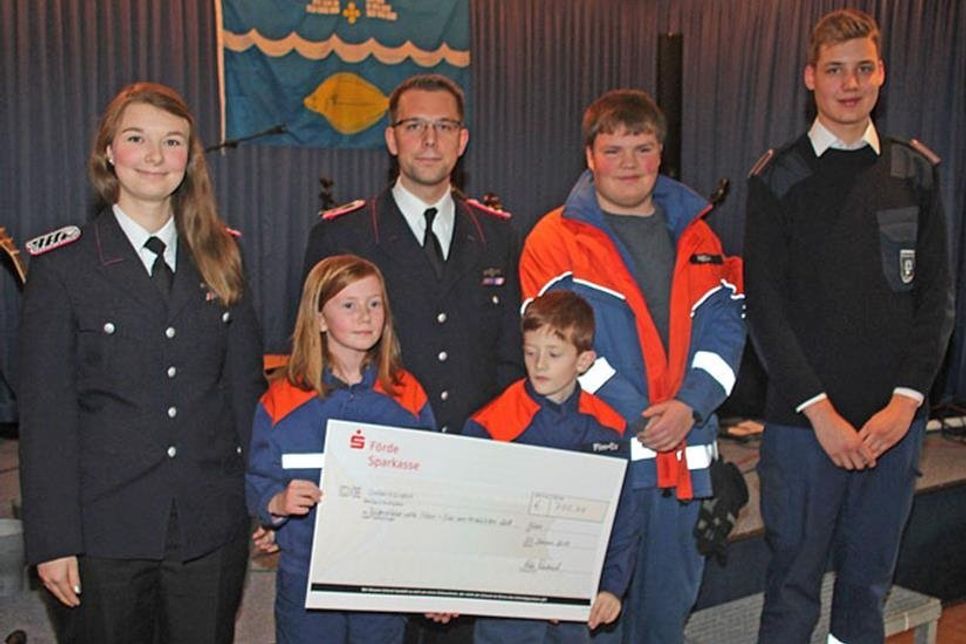 Übergabe eines Schecks für die Jugendfeuerwehr Stein.