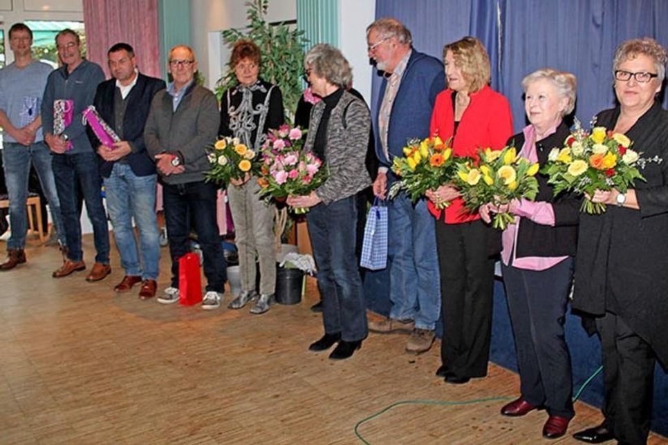 Blumen und Wein für die Strohfigurenbauer und Hochzeitshelfer.