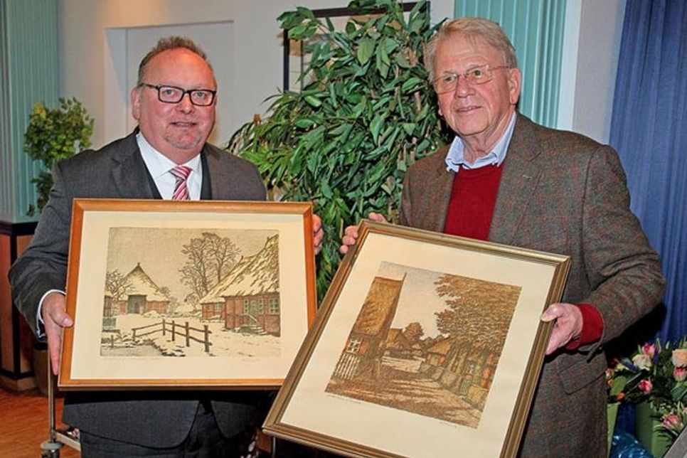 Dr. Jürgen Rohweder (rechts) übergab Peter Dieterich zwei Gemälde von Heinrich Blunck.