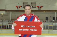 Schirmherr Kerry Goulet unterstützt das Bürgerbegehren zur Sanierung des Eissport- und Tenniscentrums und ruft alle Timmendorfer auf, sich in die Unterschriftenlisten einzutragen. (Foto: hfr)