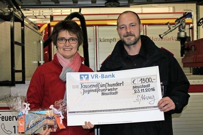 Sigrid Hering, die Leiterin der Markt-Apotheke, überreichte den Scheck an Feuerwehr-Jugendwart André Fink.