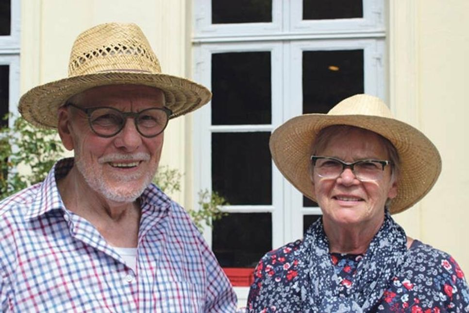 Glassammlertreffen vor dem Kreismuseum in Plön: Ehepaar Hella und Jürgen Böhrens organisieren die Veranstaltung.