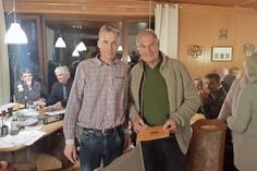 Vorsitzender Andreas Lehmann (lks.) ehrte Siegfried Gerke für 25 Jahre Treue zum TC Grün-Weiß Neustadt.