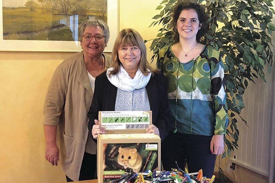 Ratekaus Bürgervorsteherin Gaby Spiller (l.) und Constanze Krüger (r.) vom Fachdienst Umwelt übergeben eine weitere prallgefüllte Sammelbox an die Vorstandsvorsitzende der Stiftung Naturschutz Schleswig-Holstein, Sandra Redmann.  (Foto: hfr)
