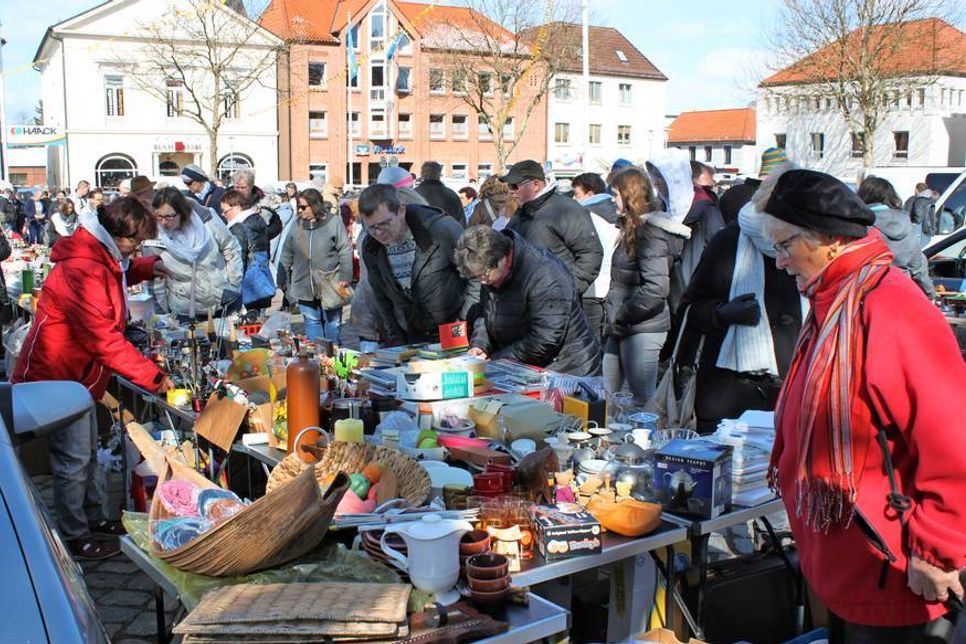 Schnäppchensuche auf dem Marktplatz.