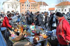 Schnäppchensuche auf dem Marktplatz.