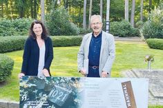 Die Bürgermeisterin der Gemeinde Scharbeutz, Bettina Schäfer, mit Helmut Kurth vom „Arbeitskreis 27. Januar Eutin“ beim Auftakt der Spendenaktion in Haffkrug.
