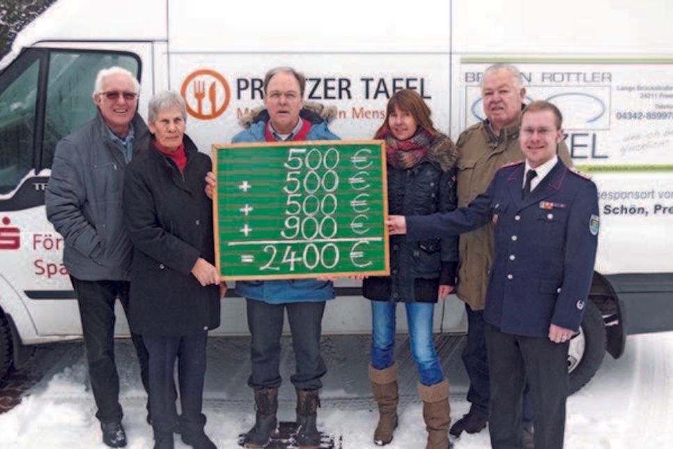 Harald Sommerfeldt (mit Tafel) übergab die Spendengelder (v. l.) an Rolf und Jutta Kostrzewa (beide Preetzer Tafel), Jutta Schlüter (Grundschule Trent), Fritz Evers (Seniorentreff Wahlstorf) und Michael Mix (Jugendfeuerwehr Kühren-Wahlstorf)