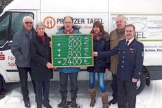 Harald Sommerfeldt (mit Tafel) übergab die Spendengelder (v. l.) an Rolf und Jutta Kostrzewa (beide Preetzer Tafel), Jutta Schlüter (Grundschule Trent), Fritz Evers (Seniorentreff Wahlstorf) und Michael Mix (Jugendfeuerwehr Kühren-Wahlstorf)