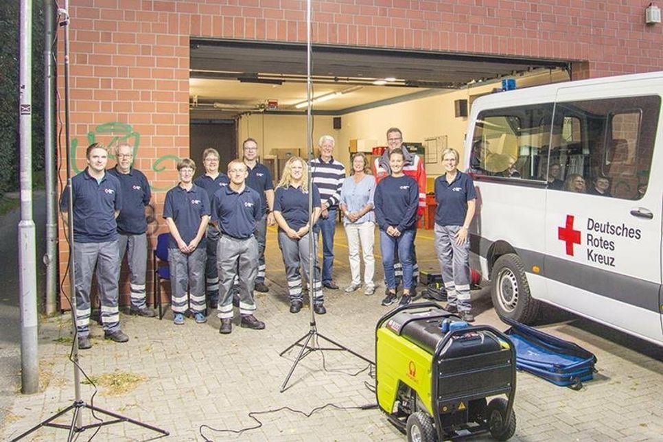 Über zwei leistungsstarke „Powermoon“-Stativleuchten freuen sich die Mitglieder der Bereitschaft des DRK Stockelsdorf.