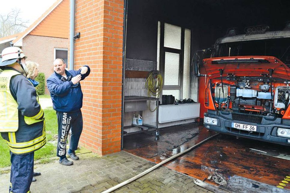 Horsdorfs Ortswehrführer Sven Asmußen (r.) und Gemeindewehrführer Günter Volgmann schildern Stockelsdorfs Bürgermeisterin Brigitte Rahlf-Behrmann, wie es vermutlich zu dem Brand gekommen ist. (Foto: Stefan Setje-Eilers)