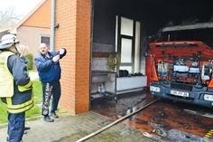 Horsdorfs Ortswehrführer Sven Asmußen (r.) und Gemeindewehrführer Günter Volgmann schildern Stockelsdorfs Bürgermeisterin Brigitte Rahlf-Behrmann, wie es vermutlich zu dem Brand gekommen ist. (Foto: Stefan Setje-Eilers)