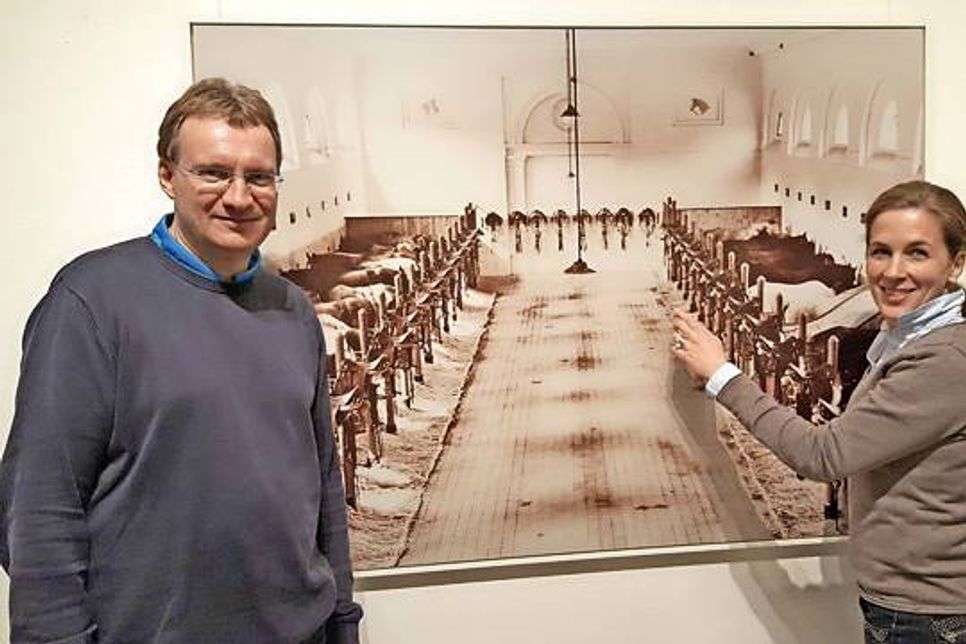 Frank Petzold, Vorsitzender des Heimatverbandes eutin, der sich zum jahresende auflöst, überreichte Dr. Julia Hümme als Abschiedsgeschenk für das Ostholstein-Museum eine großformatige Fotografie des alten Marstalles, in dem sich das Museum befindet.
