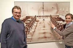 Frank Petzold, Vorsitzender des Heimatverbandes eutin, der sich zum jahresende auflöst, überreichte Dr. Julia Hümme als Abschiedsgeschenk für das Ostholstein-Museum eine großformatige Fotografie des alten Marstalles, in dem sich das Museum befindet.