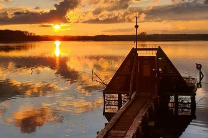 Wenn sich die Wolken im Wasser spiegeln, ist man dem Himmel ganz nah. Andrea Quandt schickte uns dieses Foto, das sie bei einem abendlichen Spaziergang am Binnenwasser aufnahm.
