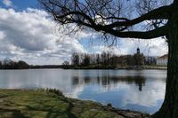 Die Sonne lachte bei frischen 8 Grad an der Eutiner Stadtbucht und inspirierte Carmen Zimmermann-Meyer zu diesem Foto mit Schloss im Hintergrund.