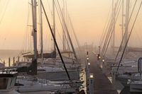 Es muss nicht immer Weitblick sein. Der Yachthafen in Grömitz ist auch in Nebelstimmung schön, fotografiert von Jacob Revenstorf.