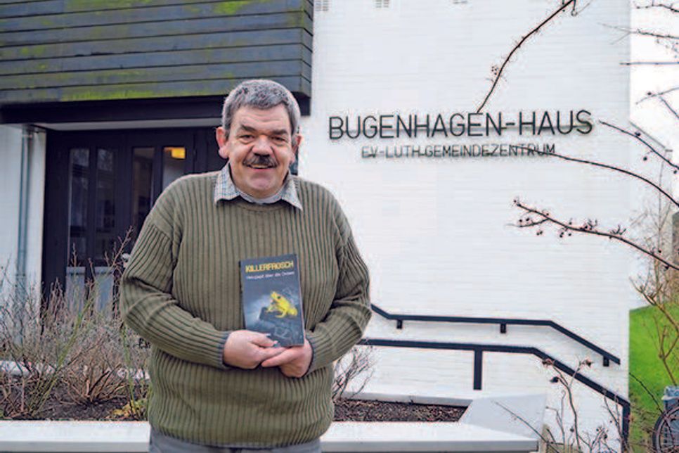 Das Krimi-Debüt des Preetzers Jörg Rönnau legt Pastor Pfeifer eine Leiche in seinen Gottesdienst und verspricht Spannung bis zur letzten Seite.