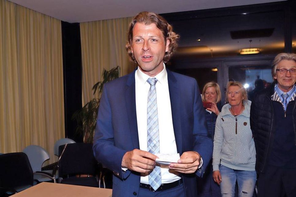 Robert Wagner, der ab 1. Juli neuer Bürgermeister der Gemeinde Timmendorfer Strand wird, bei seiner Dankesrede im Sitzungssaal des Rathauses. (Foto: René Kleinschmidt)