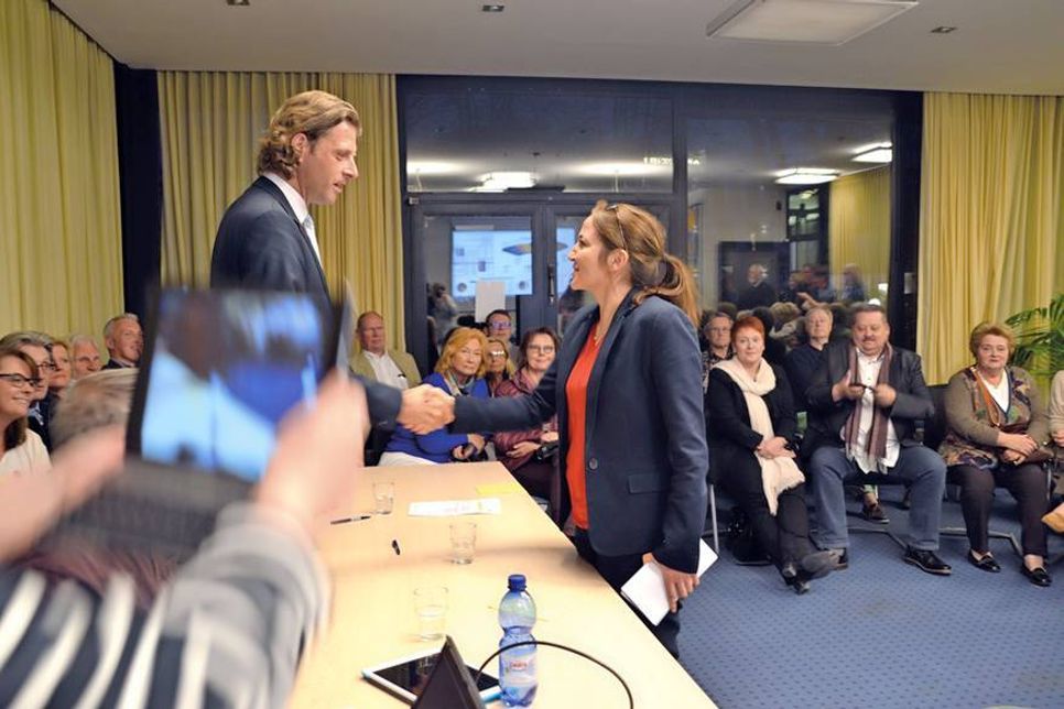 Hatice Kara gratulierte ihrem Herausforderer Robert Wagner noch vor Bekanntgabe des Endergebnisses zur gewonnenen Wahl. (Foto: René Kleinschmidt)