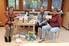 Gudrun Schlicker (lks.) und Mitarbeiterin Jessica Meyer übergaben die Spenden an Andrea Boneß (re.) im neuen Raum der „Lila Gruppe“.