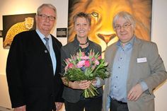 Blumen für die Künstlerin. Bürgermeister Hans-Alfred Plötner (lks.) und Jörg Schumacher dankten Meune Lehmann für ihre Bereitschaft, erneut auf dem Bungsberg auszustellen.