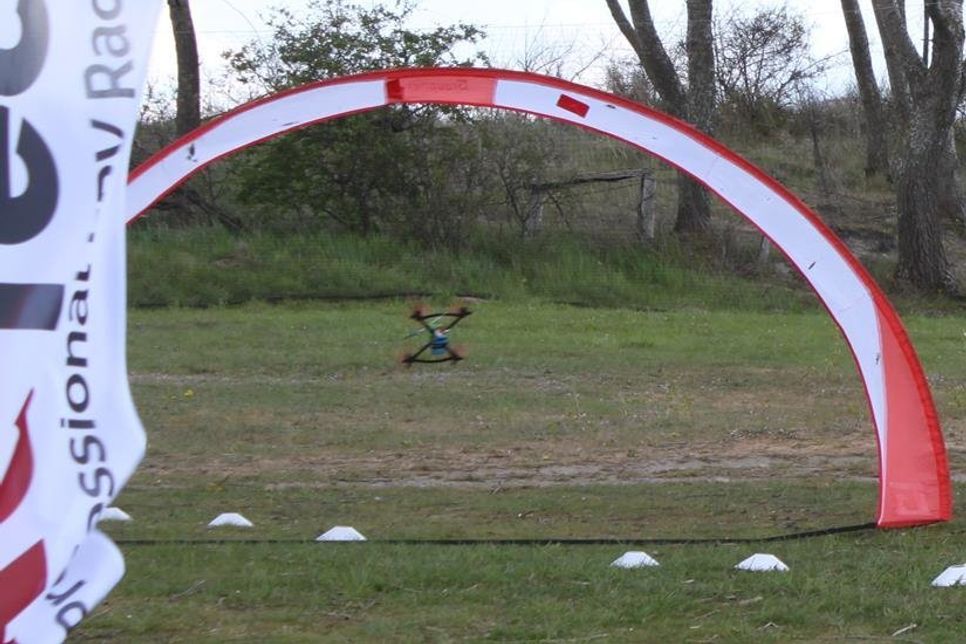 Die Drohne im Anflug auf das Hindernis.