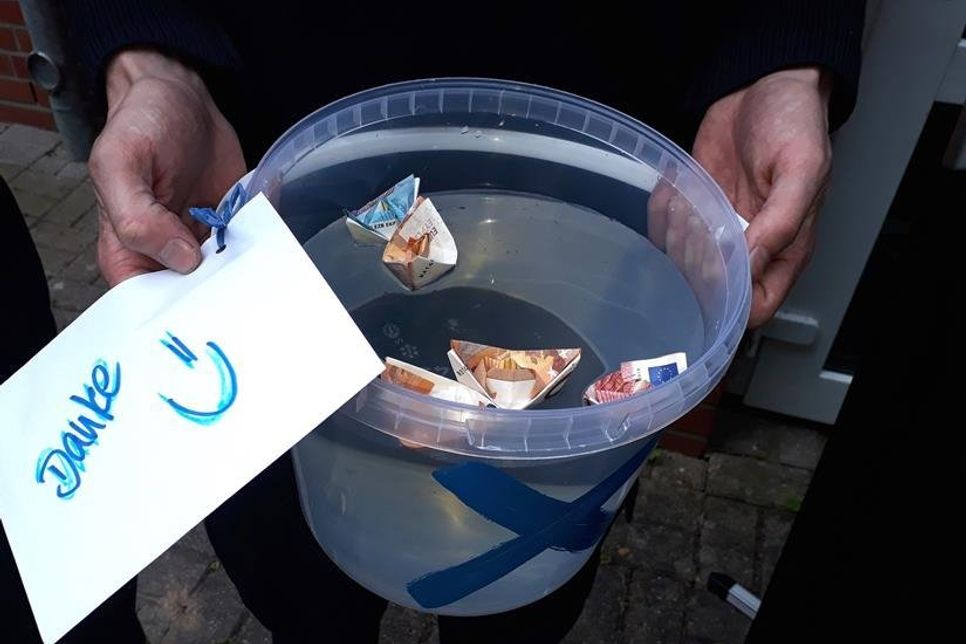 Ein bisschen „Löschwasser“ gab es für die Feuerwehr.