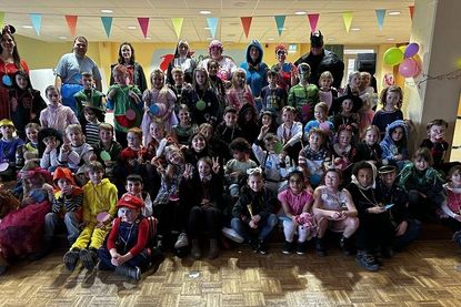 Die fantasievoll verkleideten Kinder feierten in der Aula.