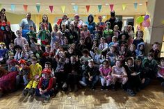 Die fantasievoll verkleideten Kinder feierten in der Aula.