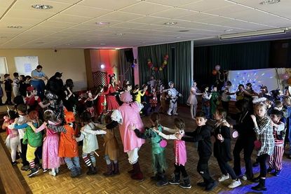 Das Faschingsfest startete mit einer Polonäse durch die Aula.