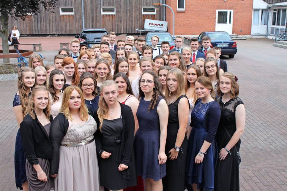Neustadt. Folgende Schüler der Jacob-Lienau-Schule haben in diesem Jahr den Mittleren Schulabschluss erhalten: Alica Albrecht, Zahra Alhalimi, Mayra Bebensee, Michele Melanie Fagas, Enkela Fazlija, Anna-Lena Fink, Lara Friedrich, Julia Grell, Alexa Groth, Josephine Heinecke, Sünje Holgersson, Laura Hopp, Talitha Hornig,  Fjolla Hyseni, Jule Jähner, Sabrina Jens, Anna Kianica, Alina Kling, Janne Langtim, Anne Lehmann, Birte Makoben, Laureen Markmann, Evelin Martel, Madlen Münster, Maite Nachtweih, Margarita Rubinstein, Saskia Schaar, Sarah Schlosser, Laura Schulz, Hannah Slawski, Anna-Lena Stößel, Sarah-Michelle Tietz, Pia Wernicke, Helen Wiebensohn, Merle Wiebensohn, Mariam Dorothea Yassine, Lara Zoldahn, Justin Bittermann, Marcel Delfskamp, Timon Diestel, Tom Gaeth, Gerrit Hanssen, Christian Helzer, Marcel Holz,Bennet Lau, Patrick Link, Lennard Look, Mareck Möhrpahl, Nico Pawluk, Aron Jeremia Rhein, Tim York Röben-Müller, Jonathan Schiefelbein, Leon Joel Sievers, Julian Surk