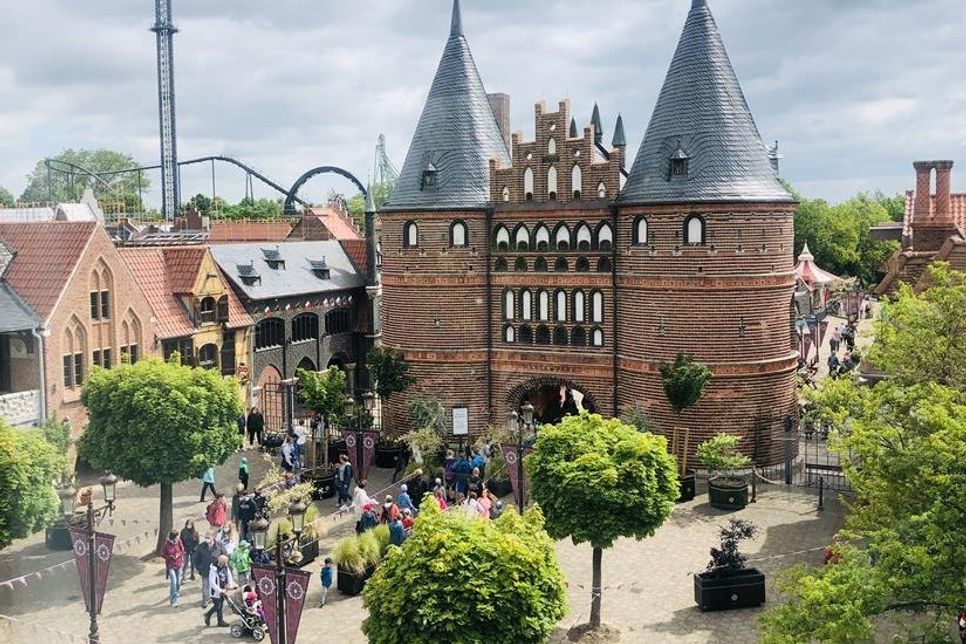Vor dem Eingang des Hans-Parks bildeten sich am Eröffnungstag lange Schlangen.