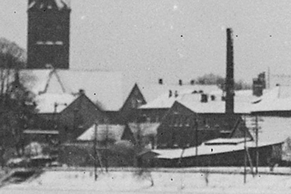 Die Sodafabrik, ehemals eine Mühle des dänischen Königs. Am Bahndamm ist der Abfluss der Schwentine sichtbar. Der Damm verbirgt den kleinen Bootshafen.