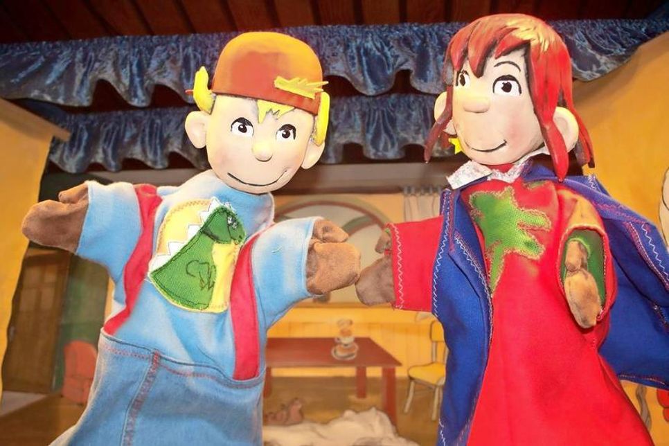 Alle Figuren sind aus Holz geschnitzt.