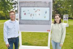 Timmendorfer Strands Tourismuschef Joachim Nitz und Marketingassistentin Hannah Block von der TSNT GmbH vor der Freiluft-Ausstellung im Strandpark.