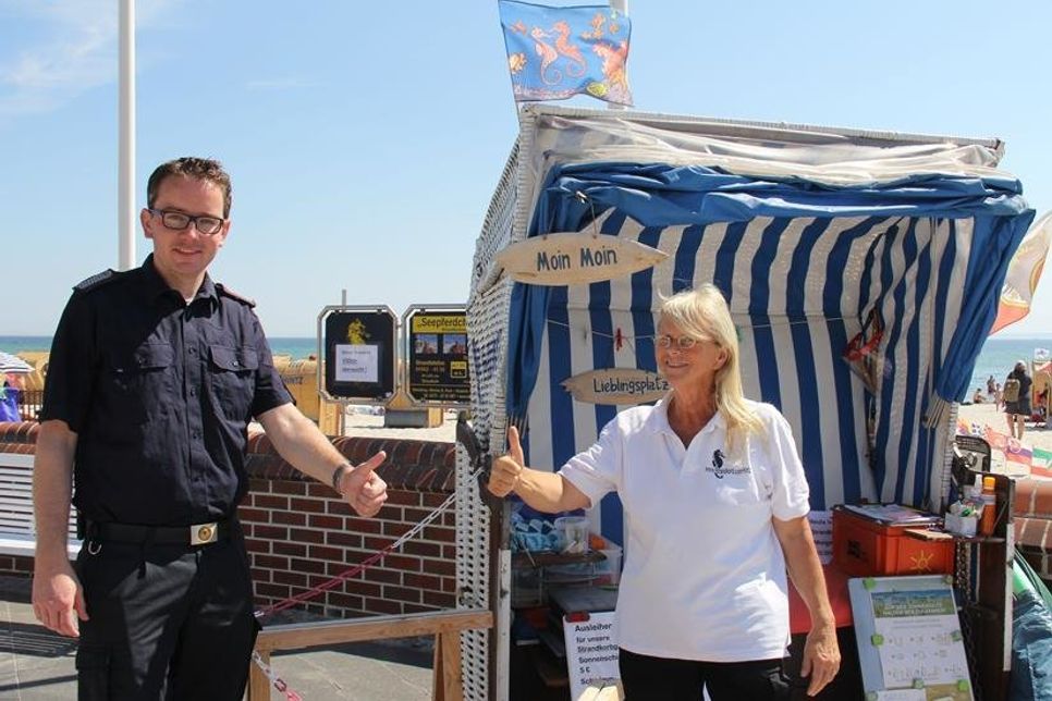 Ortswehrführer Jacob Revenstorf nahm die Spende von Martina Hintz entgegen.