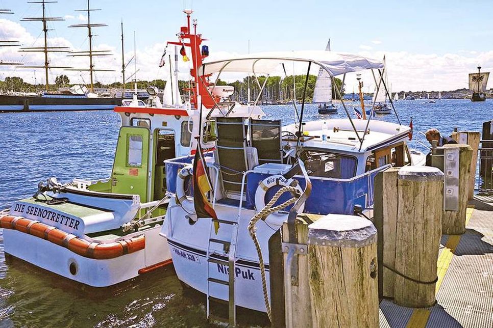 Noch einmal gut gegangen: Das Seenotrettungsboot HANS INGWERSEN hat das Motorboot mit Maschinenraumbrand an einen Notliegeplatz gebracht. Die zwei Wassersportler und ihr Hund sind mit dem Schrecken davongekommen. (Foto: Die Seenotretter – DGzRS)