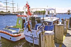 Noch einmal gut gegangen: Das Seenotrettungsboot HANS INGWERSEN hat das Motorboot mit Maschinenraumbrand an einen Notliegeplatz gebracht. Die zwei Wassersportler und ihr Hund sind mit dem Schrecken davongekommen. (Foto: Die Seenotretter – DGzRS)