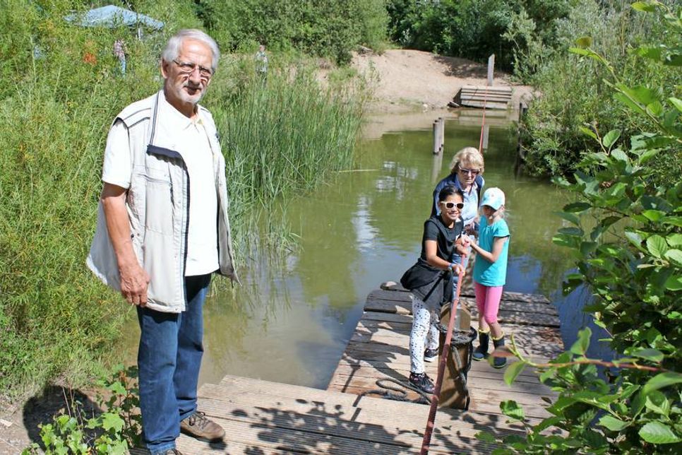 Ohne ihn gebe es weder den Verein noch den Naturerlebnisraum. Wolfram Hartwich ist Naturschützer durch und durch. Das Foto zeigt ihn an einer beliebten Station im Naturerlebnisraum, der Seilfähre auf dem kleinen „Fährteich“. Sie hat drei Anlegestationen und wird per Hand betrieben.