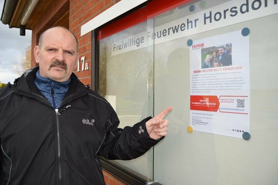 Sven Asmußen, langjähriger Ortswehrführer in Horsdorf, bittet darum, die Deutsche Knochenmarkspendendatei zu unterstützen. Sein Bruder Lars (s. Familienfotos auf dem Plakat) ist an akuter Leukämie erkrankt. (Foto: Stefan Setje-Eilers)