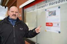 Sven Asmußen, langjähriger Ortswehrführer in Horsdorf, bittet darum, die Deutsche Knochenmarkspendendatei zu unterstützen. Sein Bruder Lars (s. Familienfotos auf dem Plakat) ist an akuter Leukämie erkrankt. (Foto: Stefan Setje-Eilers)