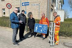 Stockelsdorfs Bürgermeisterin Julia Samtleben, Ordnungsamtsleiter Stefan Köhler und Jörg Burmester, Leiter der Polizeistation Stockelsdorf, mit Bauhofmitarbeiter, die unmittelbar nach der Entscheidung die Beschilderung in der Erika-Tyska-Straße austauschten.
