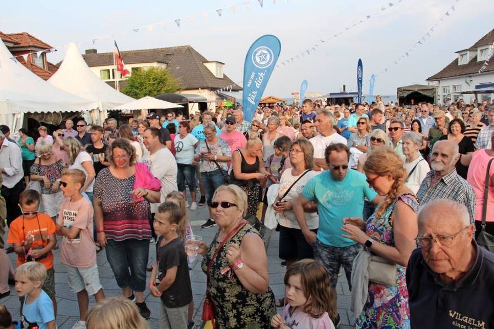 Zahlreiche Gäste genossen den Abend auf dem Seebrückenvorplatz.