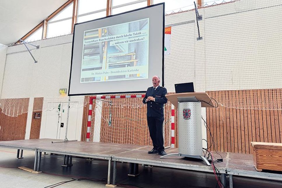 Dr. Markus Pulm bei seinem Vortrag.
