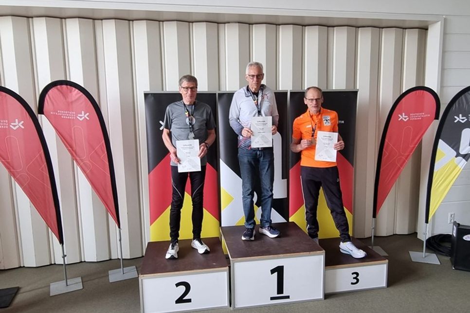 Silber für Peter Massny (lks.) bei der Deutschen Marathon Meisterschaft in Hannover.