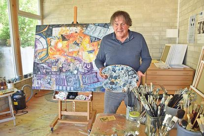 Zur Fußball-Europameisterschaft zeigt das Deutsche Fußballmuseum in Dortmund eine Ausstellung zum Thema „Kunst und Fußball“. Beteiligt ist auch ein Maler aus Malente: Michael Zabe hat sich seit seiner Jugend künstlerisch der schönsten Nebensache der Welt verschrieben.