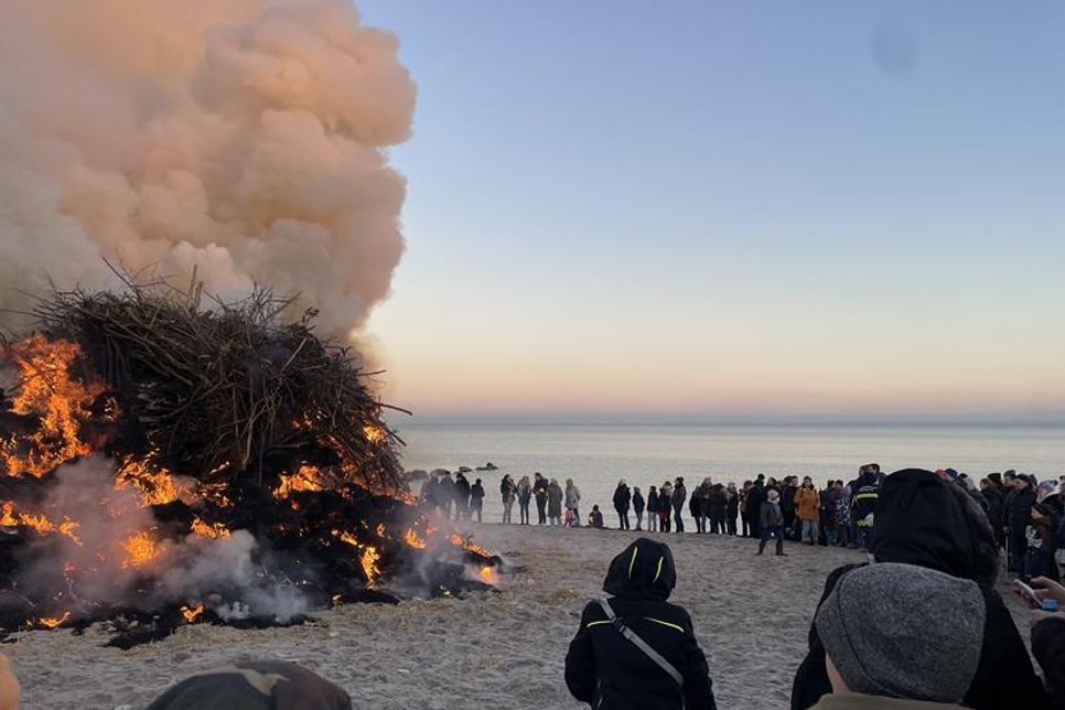 Das Feuer wurde traditionell am Strand entzündet.