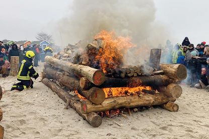 Mit Einbruch der Dämmerung werden beim Osterfeuer am Niendorfer Freistrand nacheinander mehrere Pagodenfeuer entzündet.