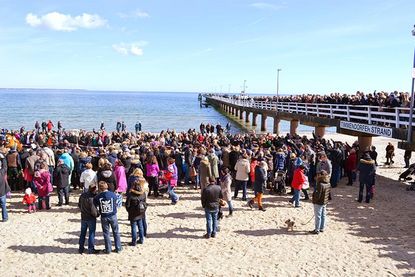 In diesem Jahr findet das große Osterbuddeln wieder in Timmendorfer Strand neben der neuen Seebrücke statt, hier ein Foto aus den Vorjahren.
